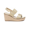 Sandalias con cuña XTI 142832 en oro para mujer