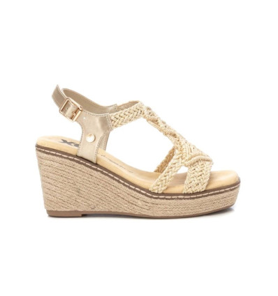 Sandalias con cuña XTI 142753 en oro para mujer