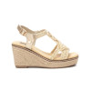 Sandalias con cuña XTI 142753 en oro para mujer