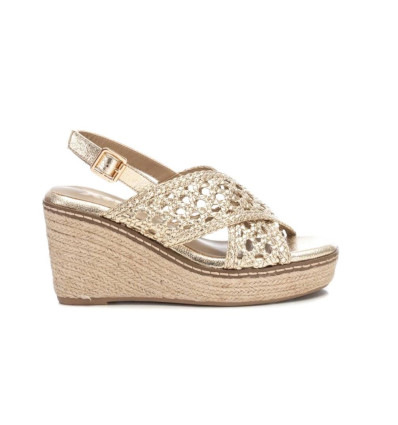 Sandalias con cuña XTI 142746 en oro para mujer