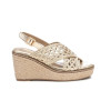 Sandalias con cuña XTI 142746 en oro para mujer