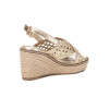 Sandalias con cuña XTI 142746 en oro para mujer