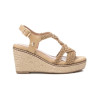 Sandalias con cuña  XTI 142837 en beige para mujer