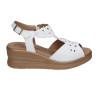 Sandalias con cuña Pitillos 10351 en blanco para mujer