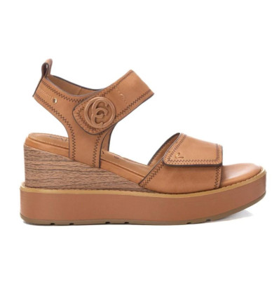 Sandalias con cuña Carmela 162239 en camel para mujer