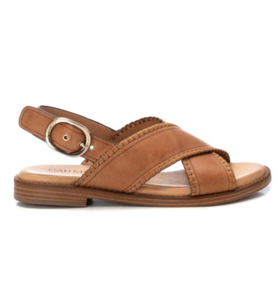 Sandalias planas Carmela 162201 en camel para mujer